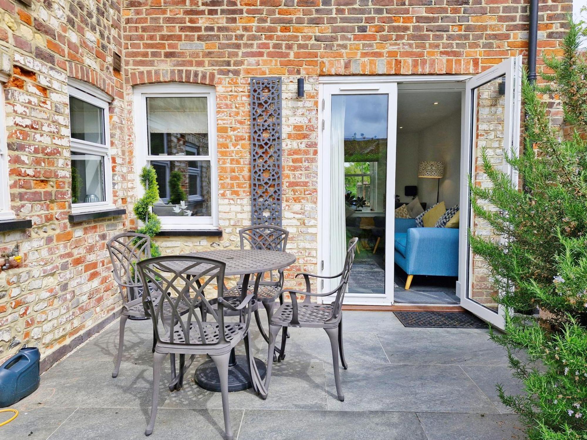 Four Priory Road, Chichester Exterior foto